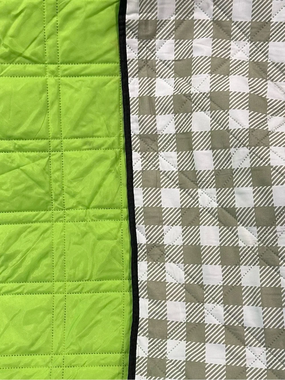 ZAZE • huge waterproof picnic, beach, or backyard blanket • like new • 80” x 80”